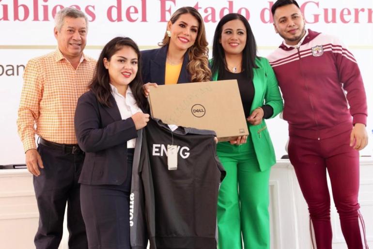 Entrega la titular del Ejecutivo estatal computadoras y uniformes deportivos a más 2 mil estudiantes con inversión de 23 MDP