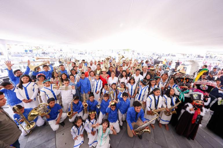 Entrega la gobernadora junto a la titular de Cultura, Alejandra Frausto instrumentos a 21 bandas musicales y ensambles tradicionales de Guerrero