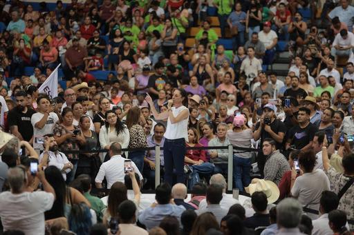 ‘’El presidente gobierna con honestidad, con honradez, todo lo ha hecho sin aumentar impuestos, sin endeudar al país y podemos seguir’’, destacó Claudia Sheinbaum frente a militantes y simpatizantes neoloneses