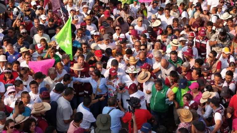 Participa el pueblo, ciudadanos, empresarios, transportistas, artistas, comerciantes y más en la Marcha del Triunfo
